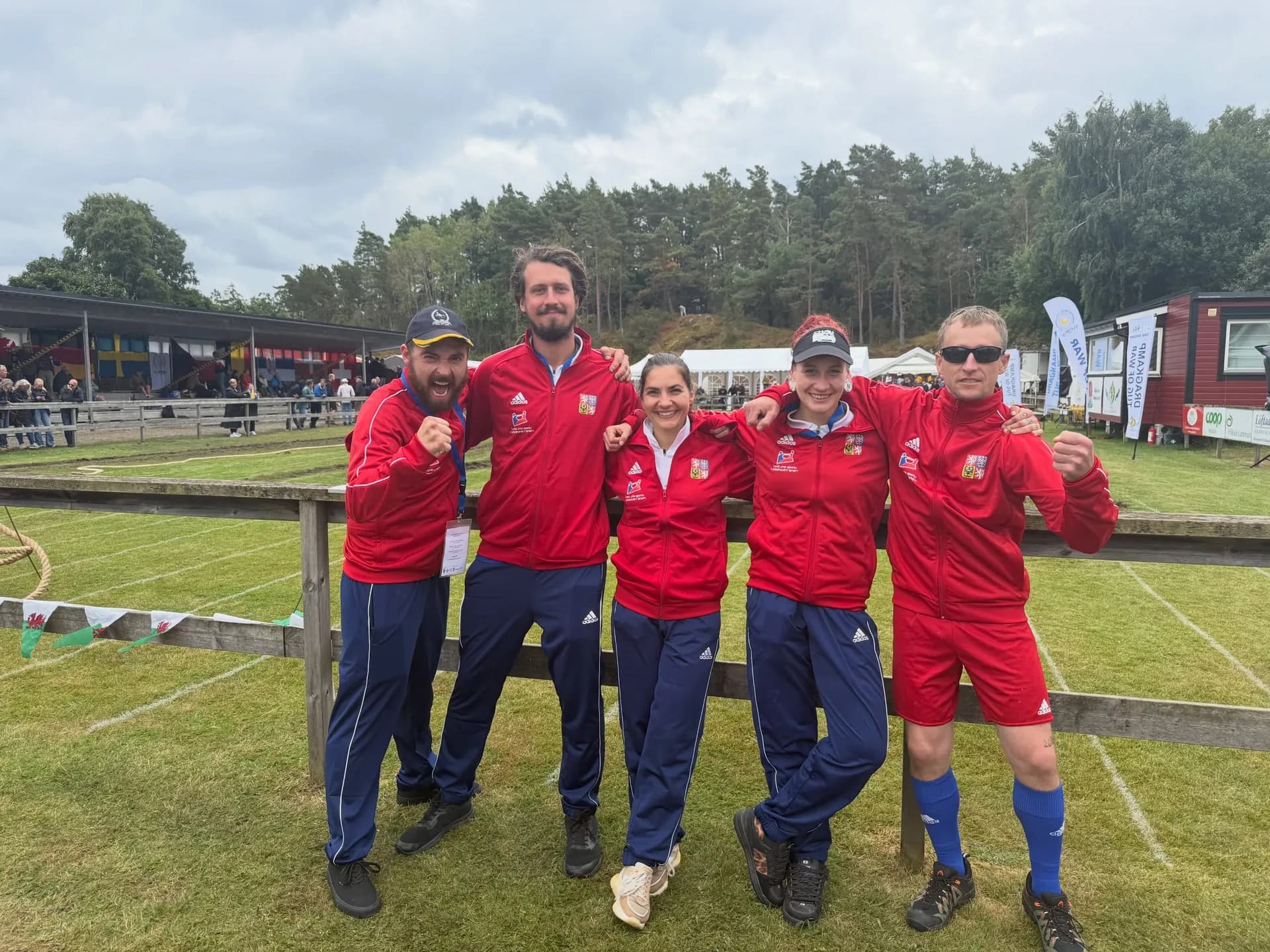 In den Trainingsanzügen des tschechischen Nationalteams — fünf Puller aus Rakovník bei der EM.