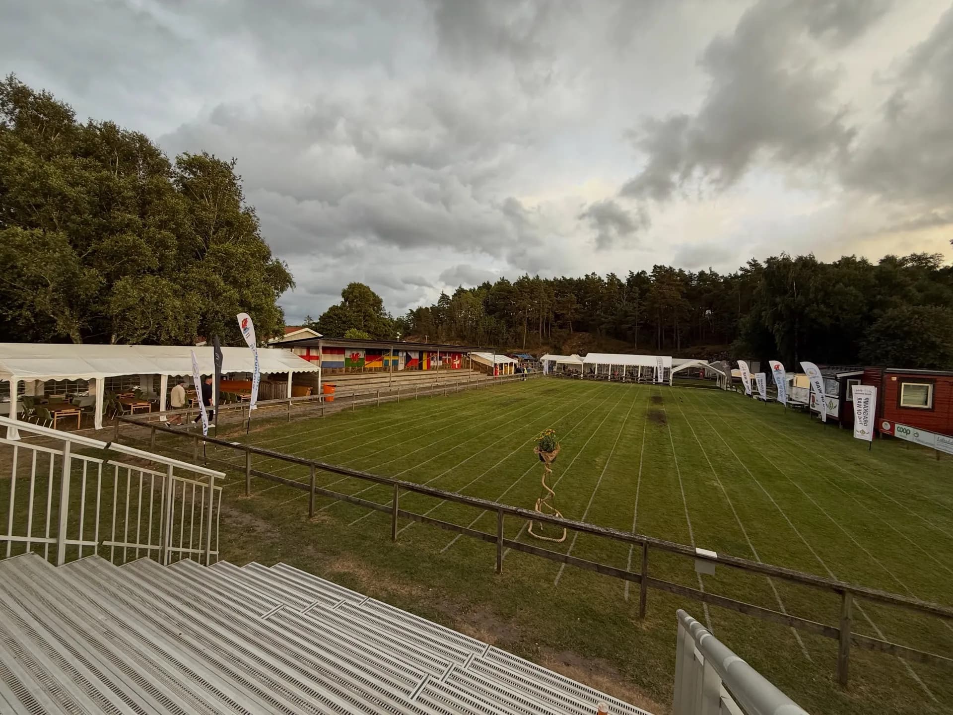 Die Wettkampfstätte in Frillesås: Rasen, Tribünen und die Fahnen der Nationen.