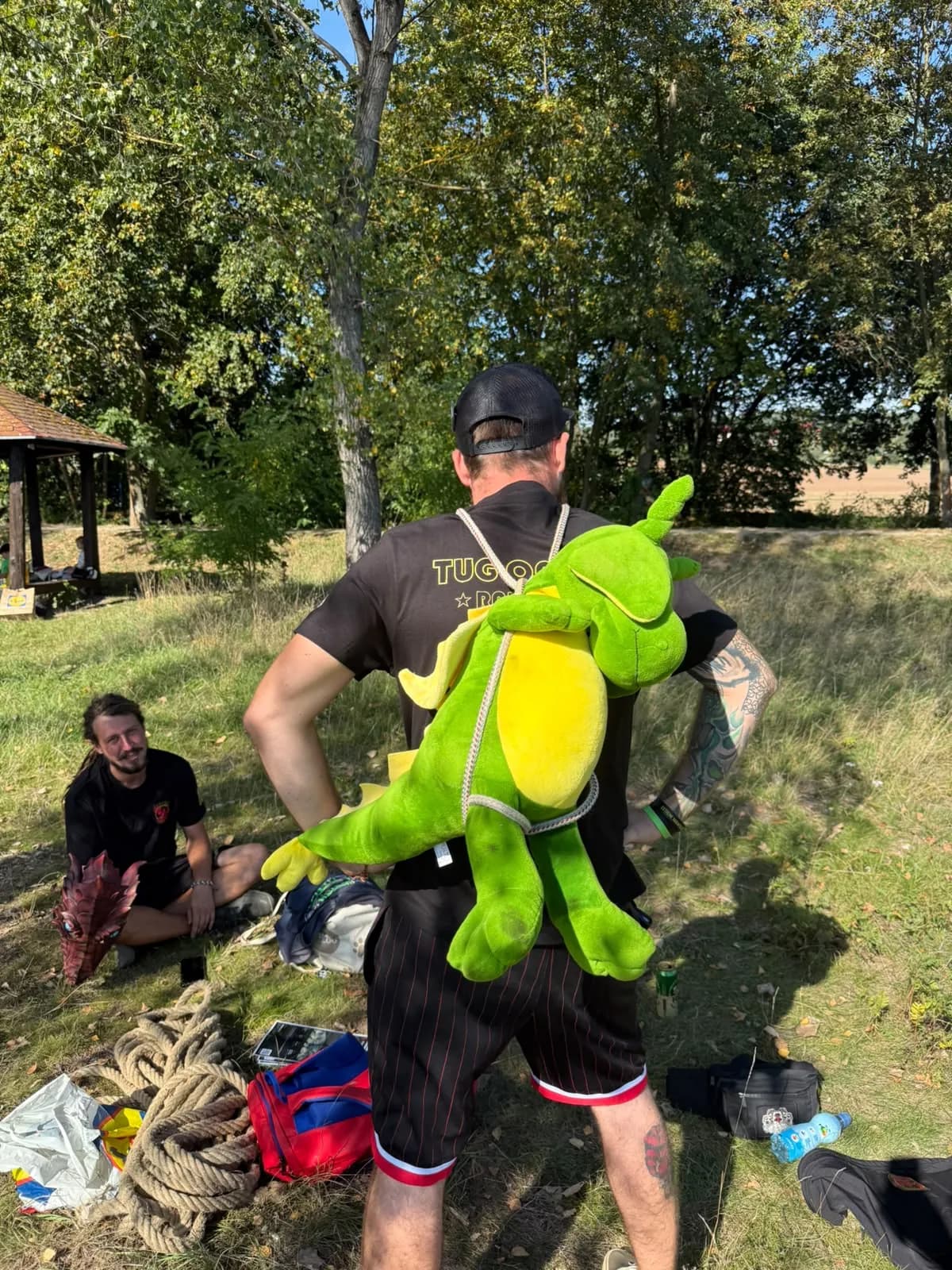 Dráček se svezl i na zádech.